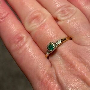 Elegant Gold and Green Gemstone Ring